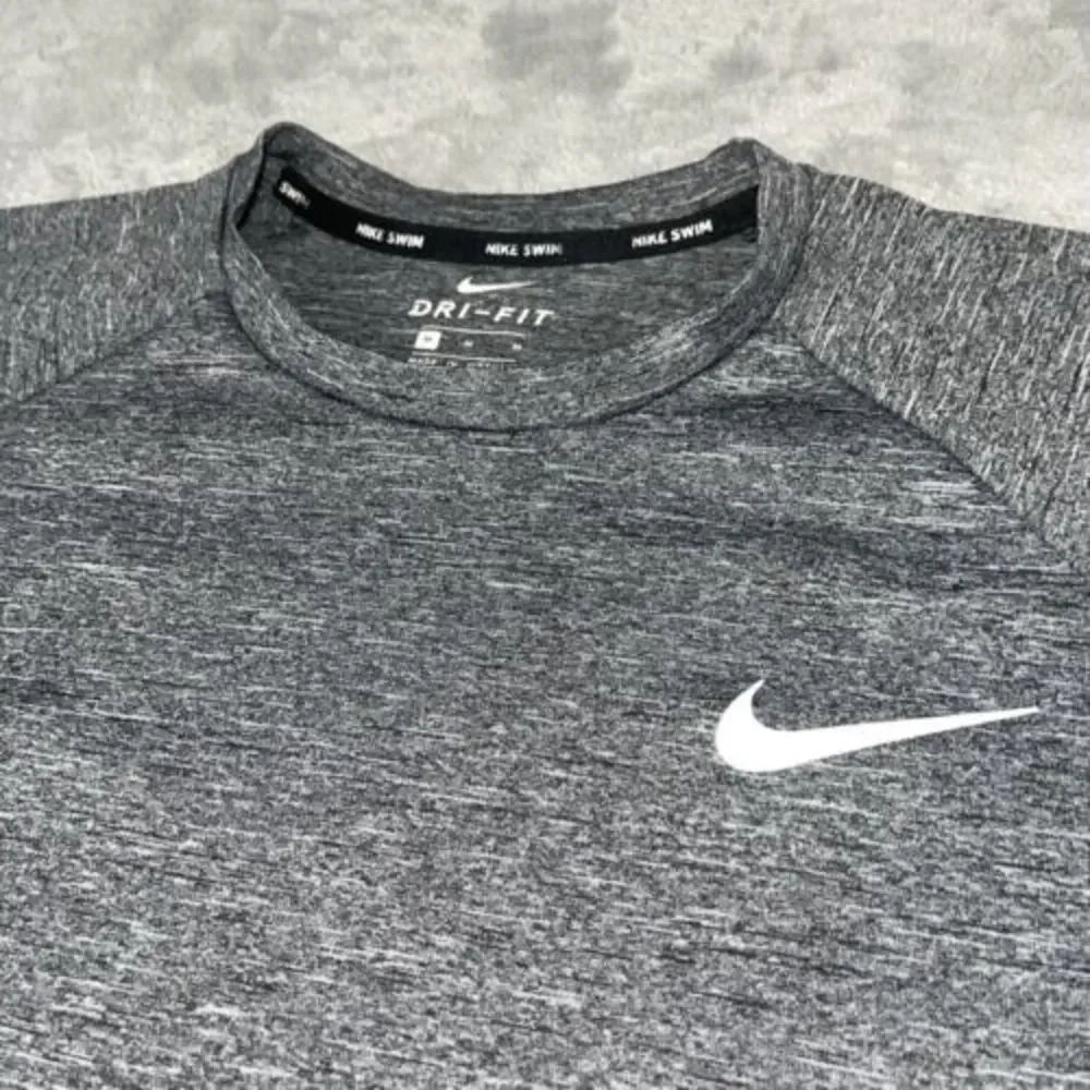 Nike Swim Dri-Fit Shirt Mens M Gray Black Long‎ Sleeve Swoosh Crew Neck UPF 40